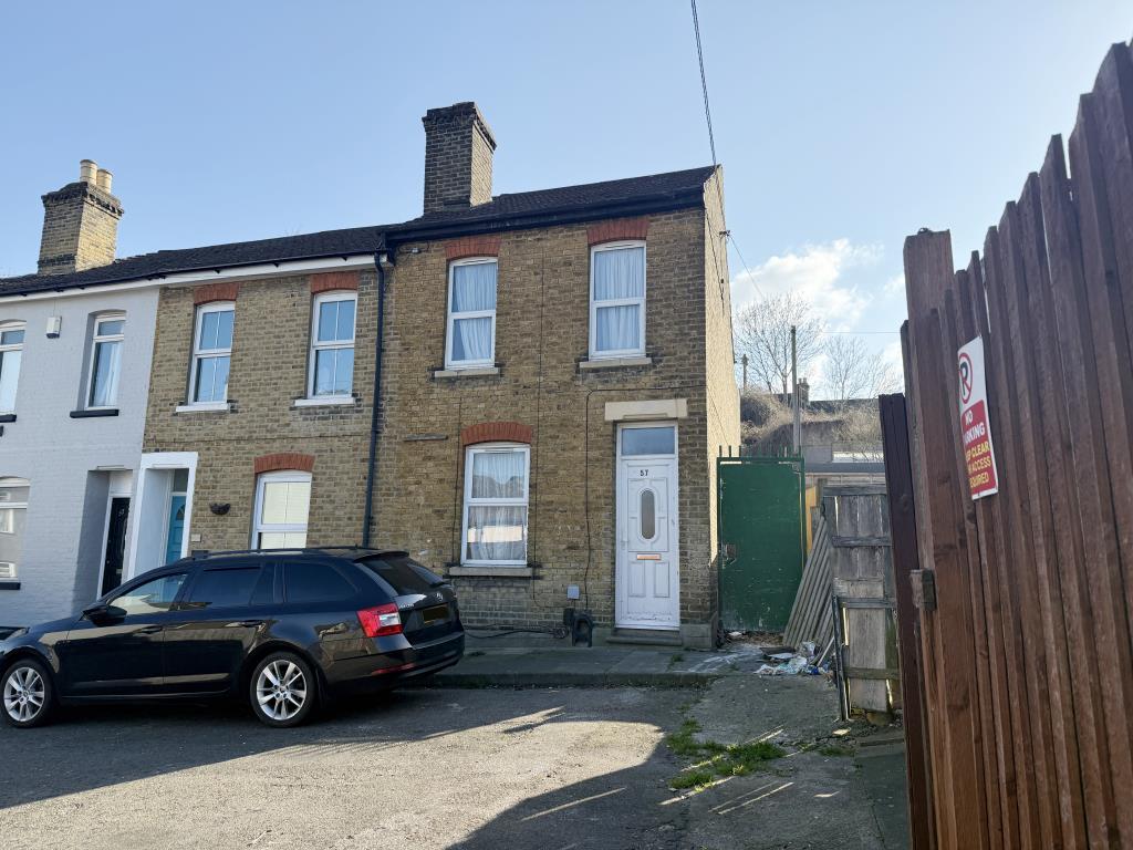 Lot: 27 - HOUSE IN NEED OF MODERNISATION - Further front view of house in need of refurbishment